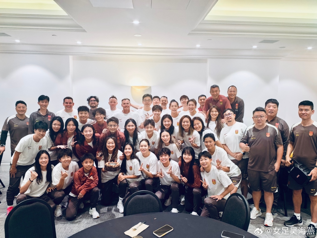 吴海燕发布女足亚洲杯更衣室影像 配文强调团队精神 吴海燕发布女足亚洲杯更衣室影像 配文强调团队精神
