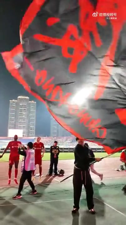 铜梁龙主场力克三镇取两连胜 停赛队长赛后现身与球迷共庆 铜梁龙主场力克三镇取两连胜 停赛队长赛后现身与球迷共庆