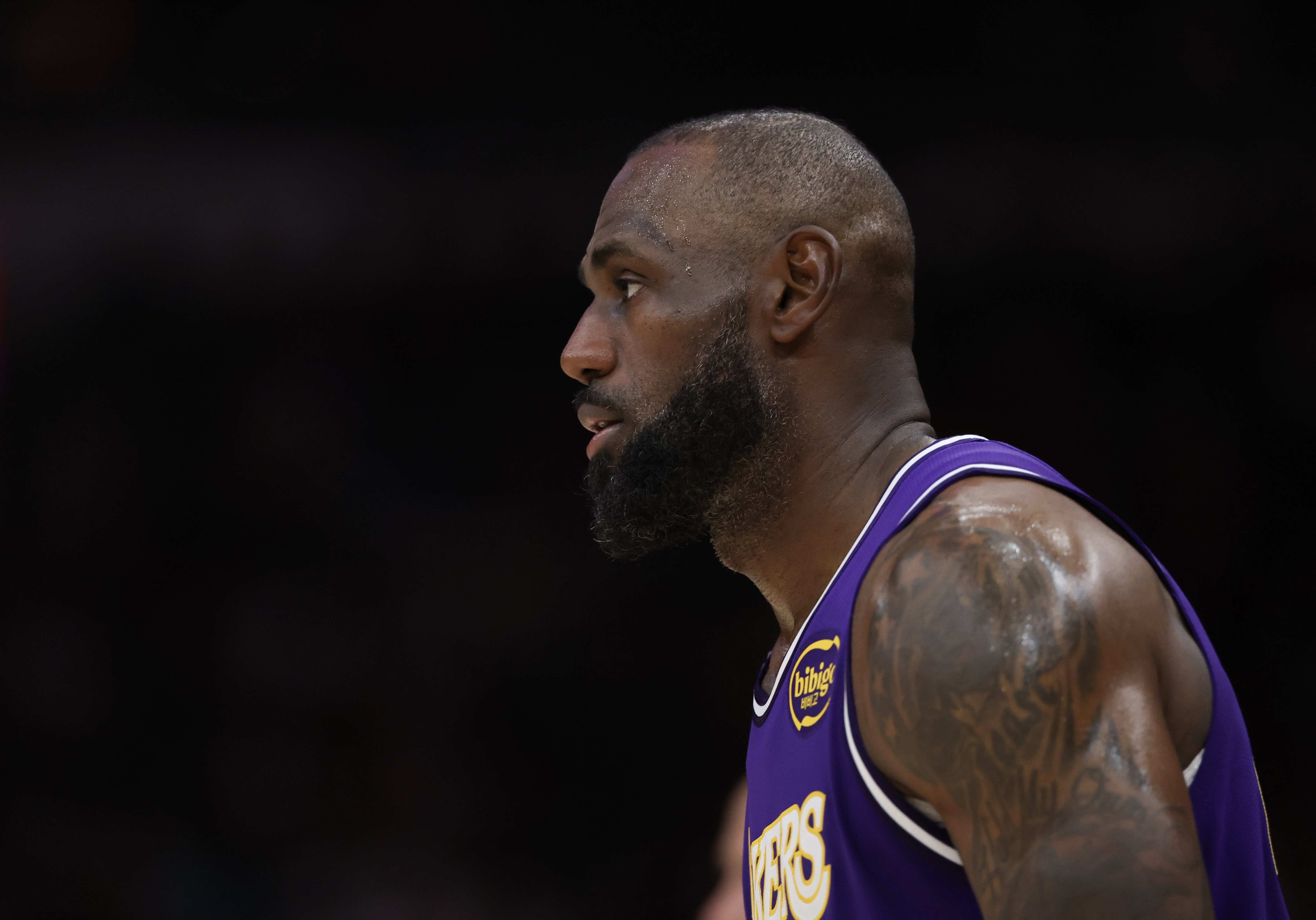 ESPN记者曝詹姆斯因胜场纪录用球被送雷迪克怒离更衣室 ESPN记者曝詹姆斯因胜场纪录用球被送雷迪克怒离更衣室