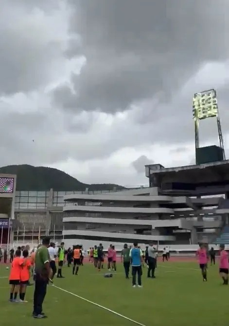 英国球员亲历委内瑞拉7.5级地震：看台剧烈摇晃，对手球员赶赴废墟救援