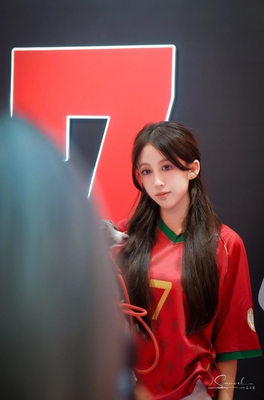 韦世豪潮牌快闪店开业 蓉城五将现身捧场